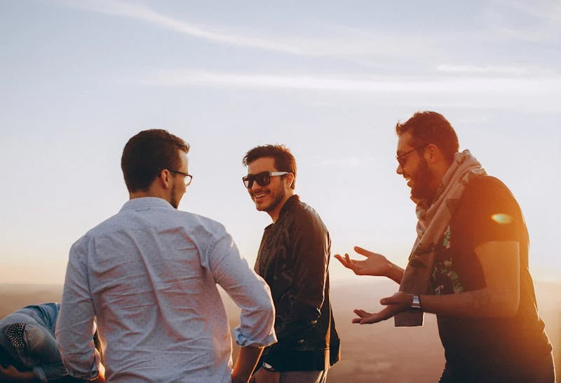 fotografia de tres personas sonriendo