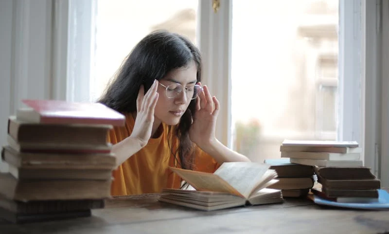 Fotografía de estudiante estresada por sus exámenes