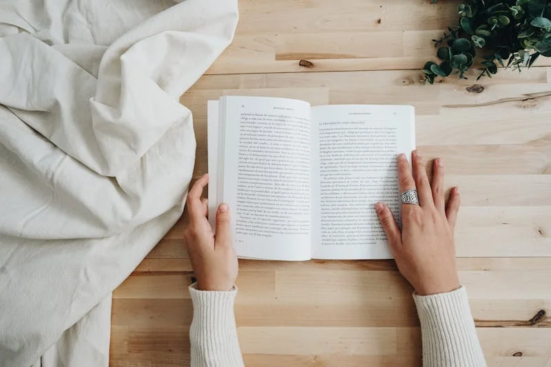 Fotografía de una persona leyendo un libro