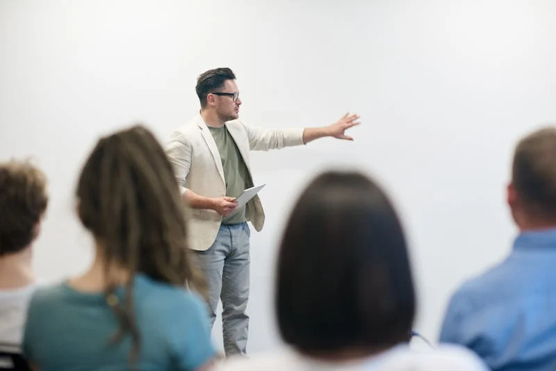 Fotografía de un profesor de clases en una aula enseñando