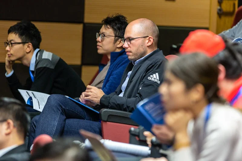 Fotografía de cuatro personas en una conferencia
