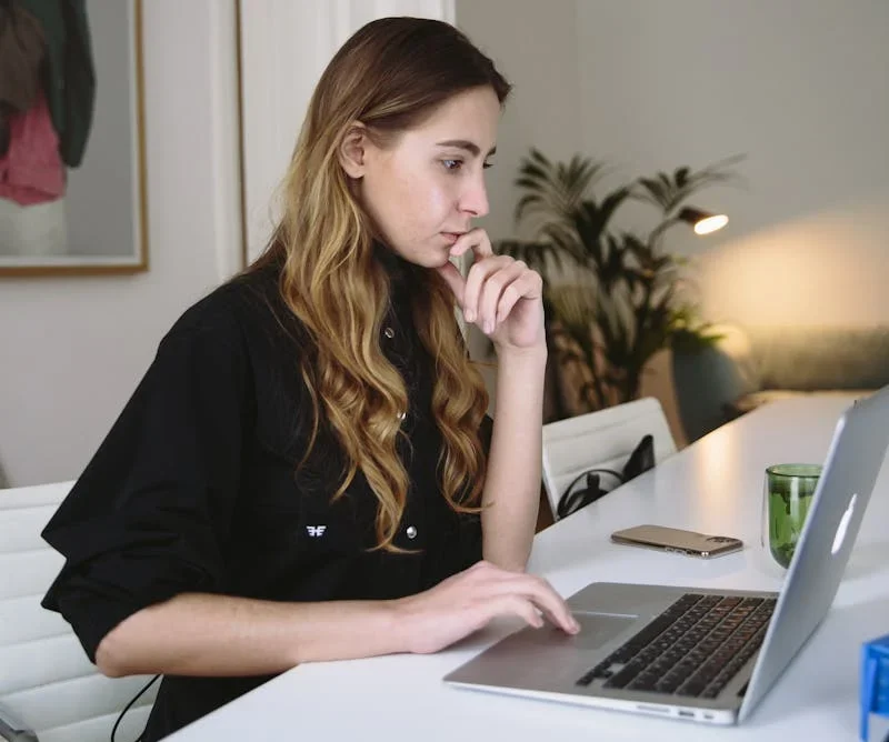 Fotografia de mujer mirando fijamente una computadora