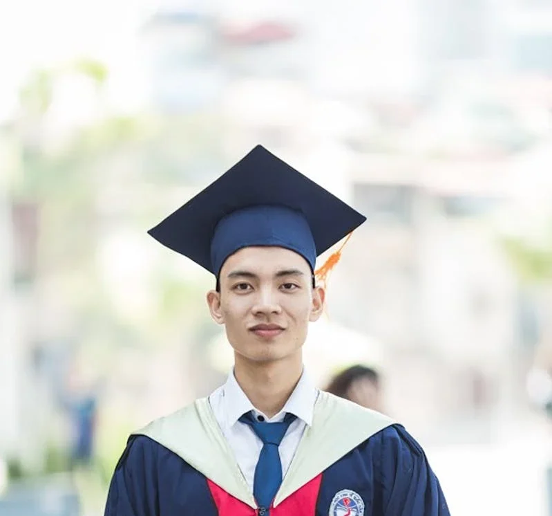 Fotografía de un estudiante en su graduación
