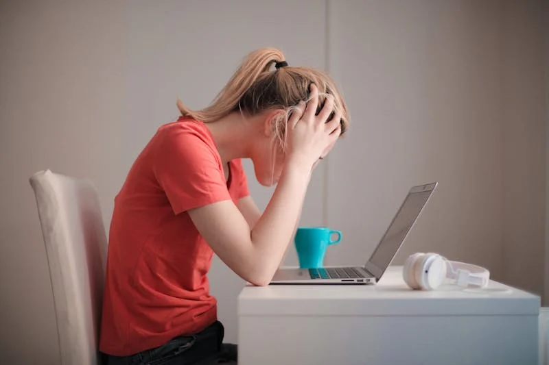 Fotografía de mujer joven estudiando mediante su laptop