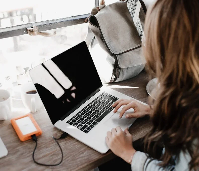 Fotografia de estudiante analizando datos en su laptop