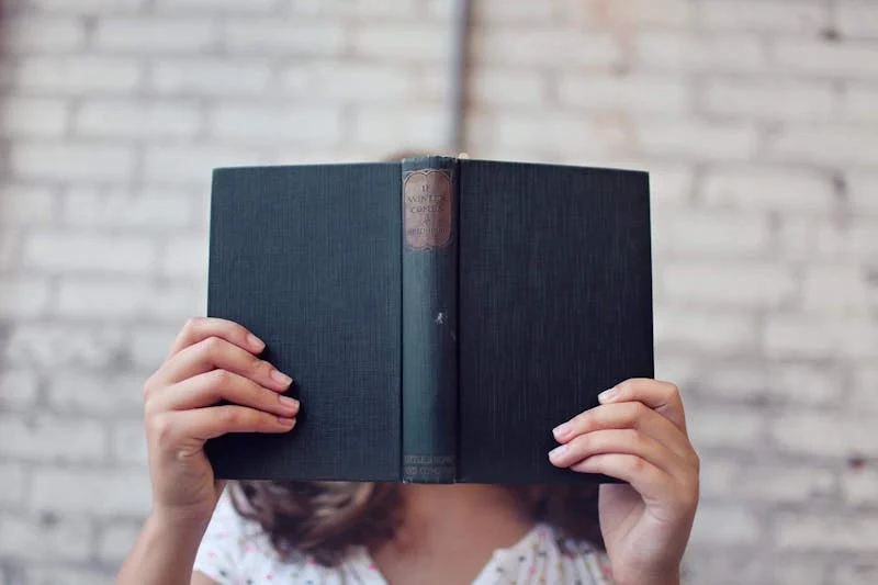 Mujer usando un libro