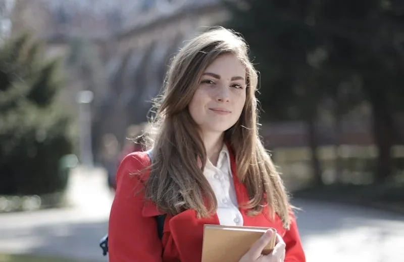 Fotografía de una mujer muy orgullosa de si mismo 