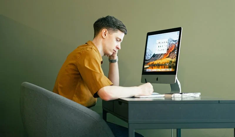 Fotografia de un estudiante frente a su computadora